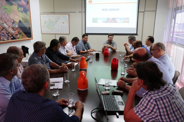 Prefeito Prado durante reunião com executivos da RGE e prefeitos e vice-prefeitos da região - Assess