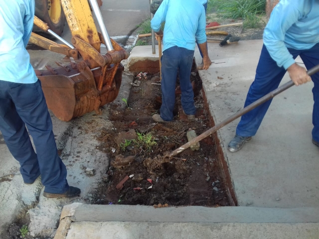 A limpeza de bocas de lobo para facilitar a captação de água das chuvas tem sido feita em todos os bairros