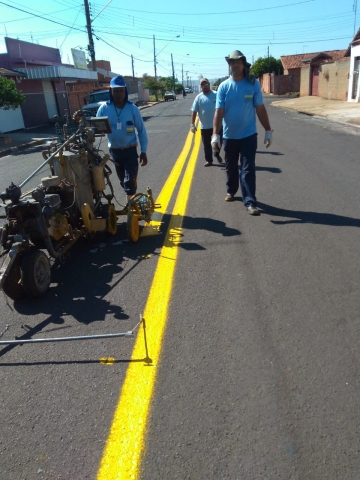 Sinalização de solo foi feita pela equipe da Secretaria de Obras no bairro Júlio Ferrari