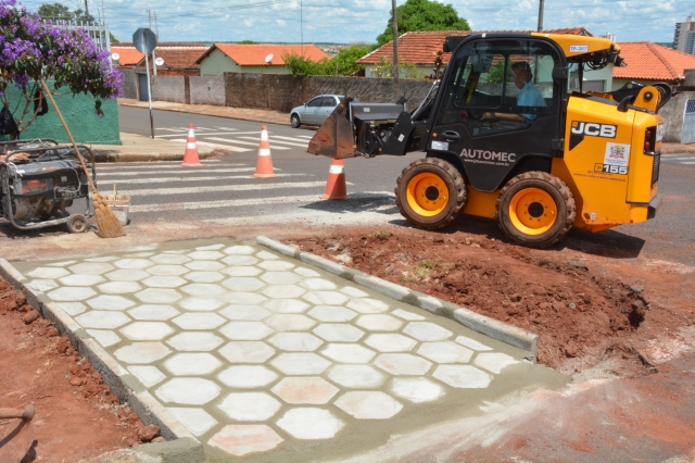 Passagem no canteiro foi confeccionada na altura da faixa de pedestres para maior segurança
