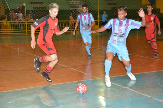 Açai (uniforme azul) abre a rodada enfrentando o Jardim América no Tonicão