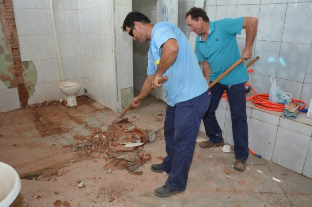 Servidores da Secretaria de Obras durante os serviços no vestiário do campo de futebol society do Jardim América