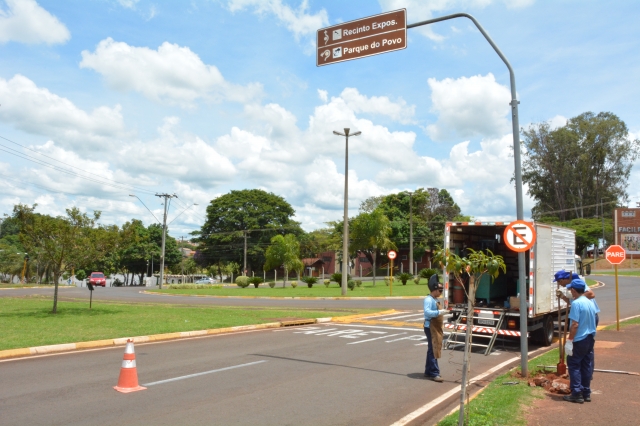 Placa instalada na Avenida Olavo Bilac recebeu reforço estrutural com a instalação de suportes para fixação