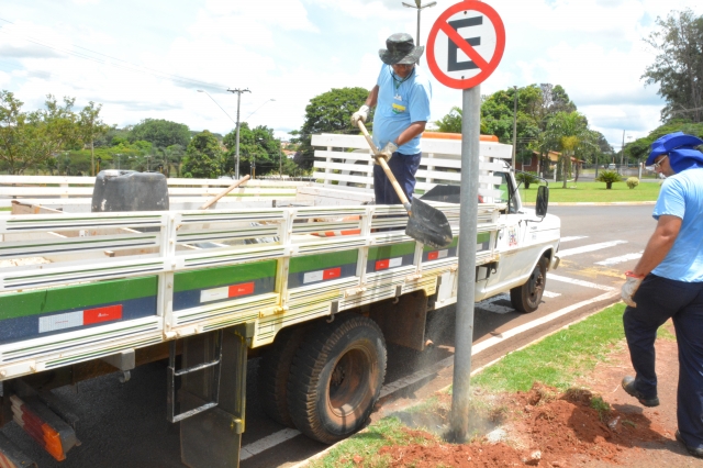 Placas de trânsito foram substituídas nas proximidades da rotatória da Facilpa