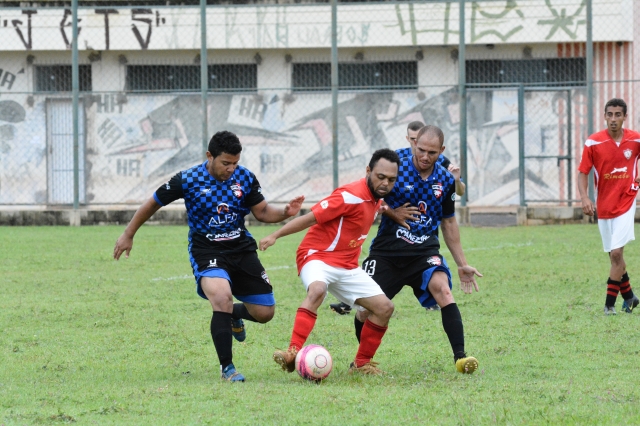 Real (uniforme azul escuro) venceu o Independente por 3 a 0 no Vagulão