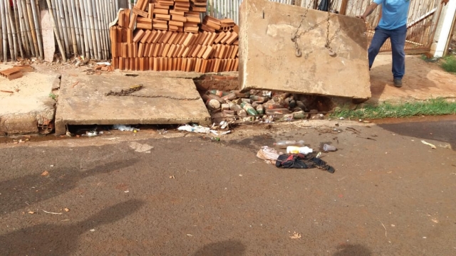 O lixo doméstico descartado irregularmente nas ruas ajudam a entupir as bocas de lobo