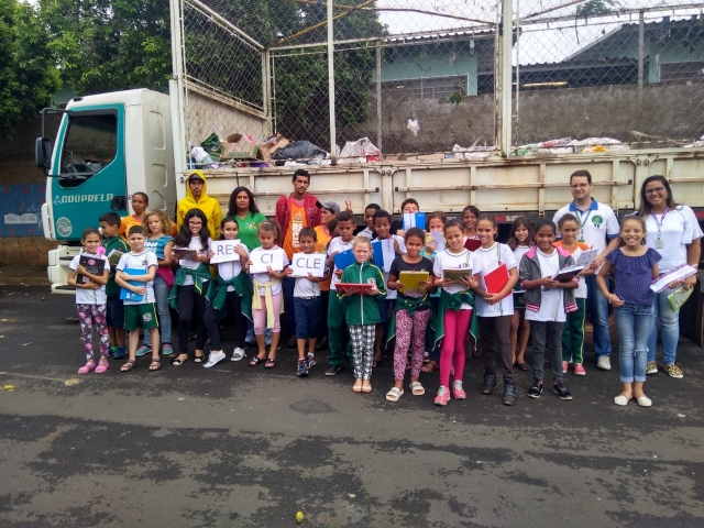 Alunos do 4º ano B da Professora Maiara Arcanjo; o educador ambiental, Helton Damacena de Souza, e membros da Cooprelp