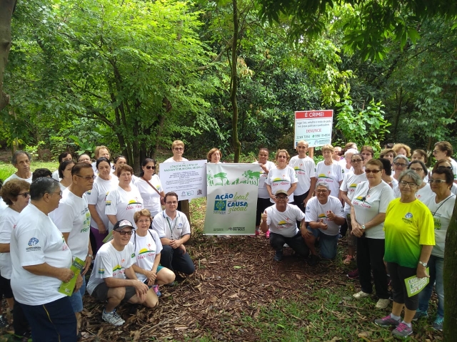 O grupo formado por 42 pessoas que praticam aulas de “Lian Gong” com o professor Marcos Venditte visitou a nascente