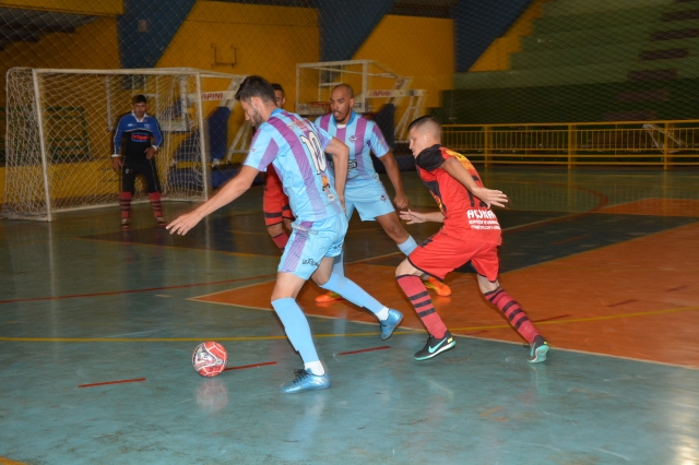 A equipe do Carniça FC (uniforme vermelho) enfrenta o Jardim América nesta sexta-feira