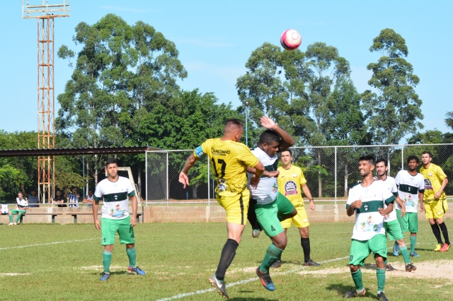 No Módulo Esportivo Zefiro Orsi, Santa Luzia (uniforme amarelo) goleou o Unidos da Vila