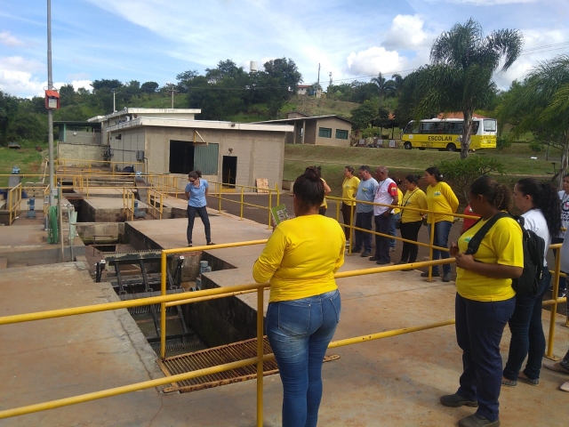 A bióloga Milena Guirado Coneglian acompanhou os visitantes na ETE e falou sobre o saneamento básico