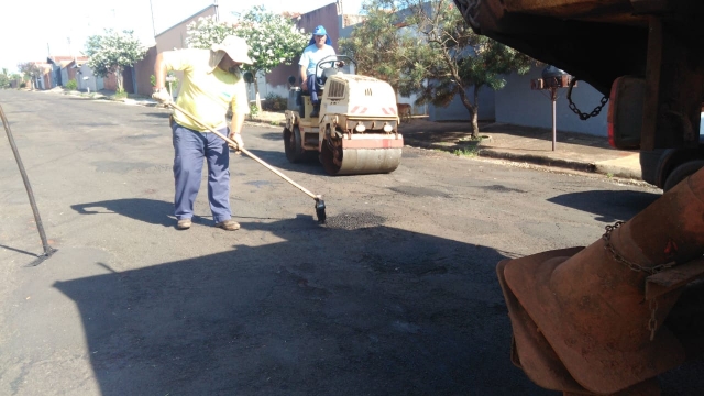 Em vários pontos da cidade a operação tapa buraco foi solicitada e efetuada pela Prefeitura