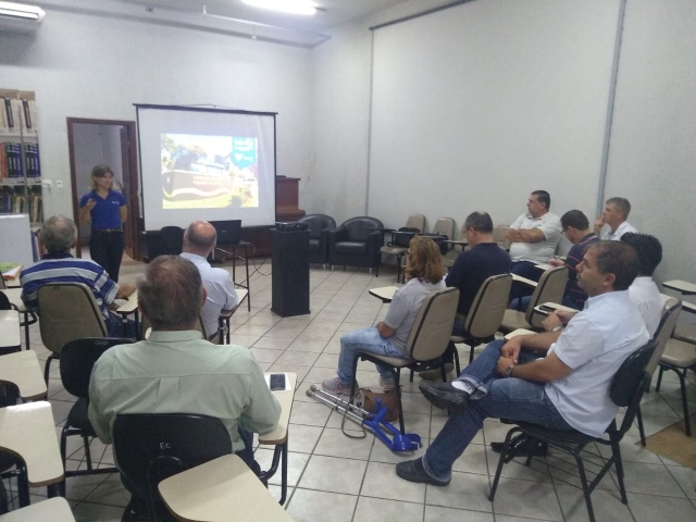 Alice Mondin, representante da empresa Tetra+, apresentou o conteúdo de estudos de impactos ambientais