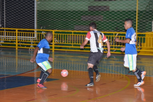 Reduto (uniforme vermelho, preto e branco) venceu Unidos da Vila em rodada disputada no Ginásio do Tonicão
