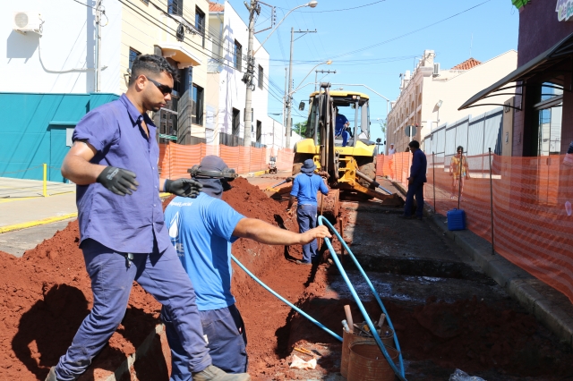 As obras do projeto Novo Centro chegaram à Rua 15 de Novembro; nessa etapa o Saae vai realizar a substituição da rede antiga de água por uma nova