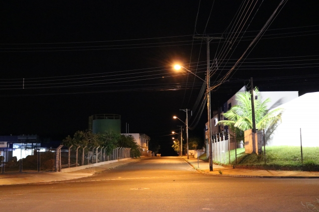 Foi realizada a extensão da rede elétrica e instalação de mais 24 luminárias em locais que não possuíam