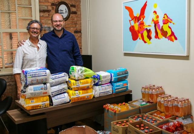 Marcelo Maganha e Marcos Venditi com os produtos arrecadados durante o Carnaval