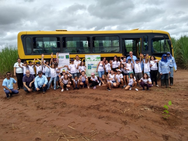 No dia da água, alunos do 5º ano A da EMEF Esperança de Oliveira e a Professora Silmara Guirotti participaram de ação programada pela SAMA