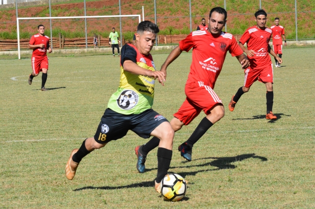 Unidos do Júlio Ferrari (calções pretos) goleou o Atlético Kaju na abertura das oitavas de final da Copa Lençóis