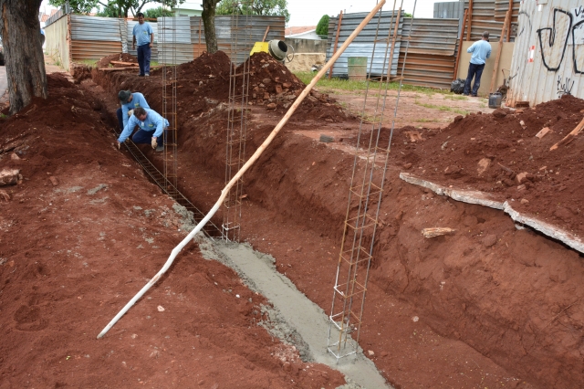 A construção do alicerce para o muro frontal da escola foi iniciada na semana de 18 a 22 de março