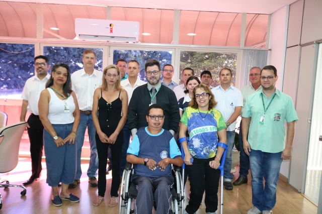Prefeito Anderson Prado e os membros titulares do Comdema