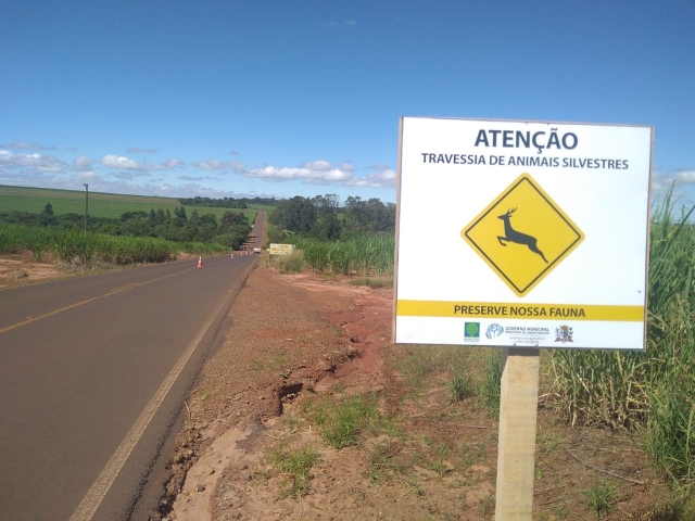 Placas de orientação foram instaladas próximo da ponte do Rio Claro