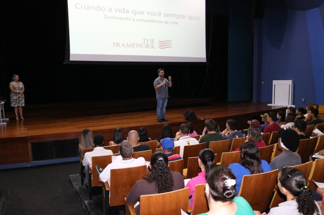 Prado durante abertura do curso de Ajudante Geral, realizado no Teatro Municipal