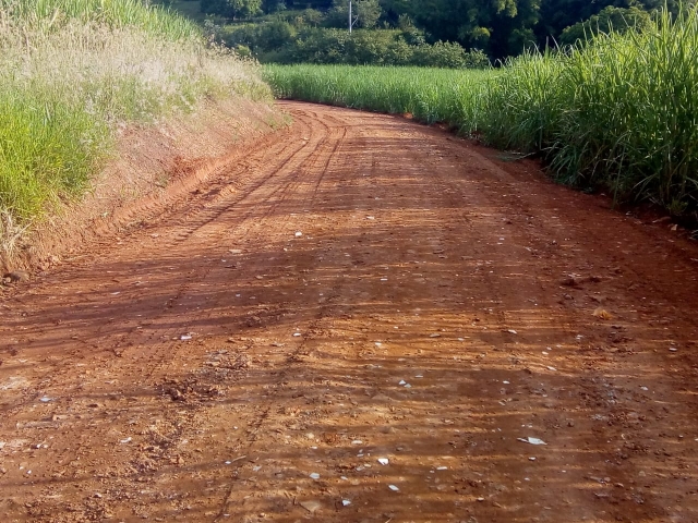 Após seleção e trituração, resíduos de construção civil são utilizados na conservação de estradas rurais