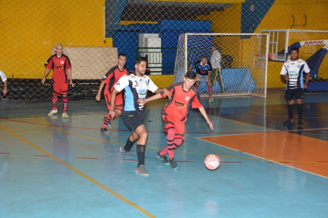 Carniça (uniforme vermelho) venceu Valência e busca vaga para a final da Copa Lençóis (Série Prata)