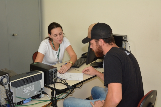 Estudante entrega documentação para requerer auxílio-transporte - DIVULGAÇÃO/PMLP