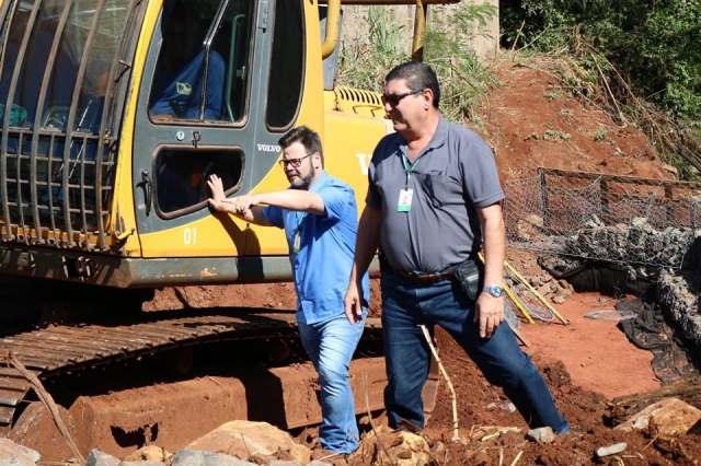 O prefeito Anderson Prado esteve com o secretário Licínio Offerni Neto vistoriando a obra