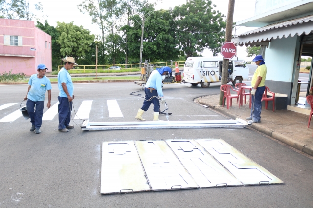 Cruzamentos da Avenida Cruzeiro do Sul receberam pintura de faixa de pedestres