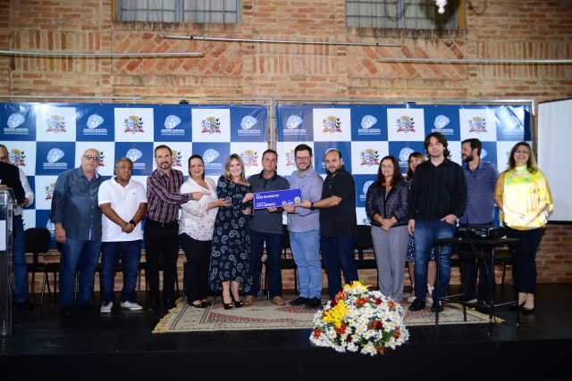 Prefeito Prado, vice-prefeita Cintia e demais autoridades entregam placa para proprietário rural