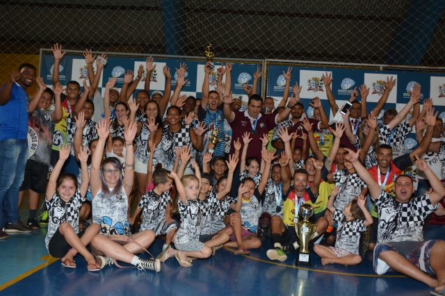 Atletas e torcedores do Júlio Ferrari comemoram título da Série Prata