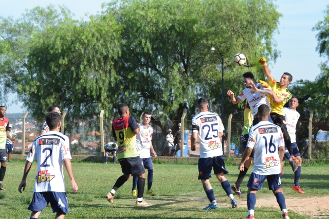 Lance do jogo entre Júlio Ferrari e São Cristovão (uniforme azul e braco)