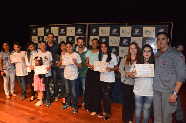 Em 2018, cerimônia de formatura foi realizada no Teatro Municipal Adélia durante as comemorações pelo Dia do Bombeiro