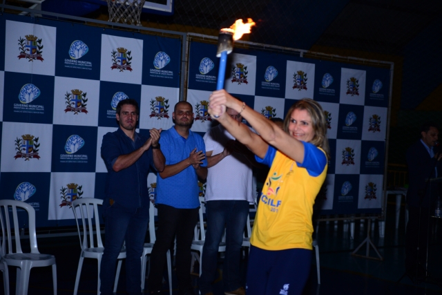 A Atleta e professora de educação física Iojane Borges Leal conduz a chama durante a cerimônia de abertura
