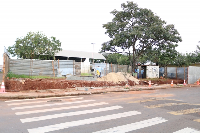 Equipe trabalha para concluir muro na Rua Gabriel Oliveira Rocha até a Rua Bartolomeu Bueno da Silva