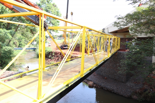 Para o deslocamento da passarela metálica até as bases executadas foram contratados guindaste e munck