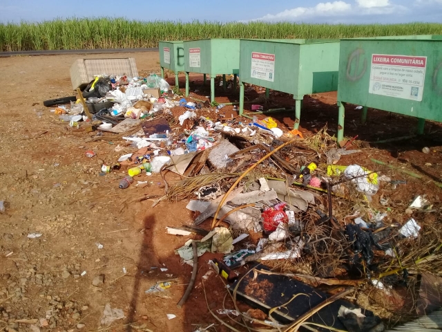 Lixo, galhos e inservíveis jogados fora da lixeira obrigam trabalho extra das equipes do Meio Ambiente