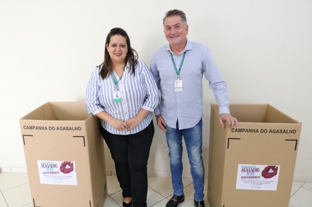 Vice-prefeita Cíntia Duarte e secretário de Assistência Social Ney Góes posam ao lado das caixas da campanha; arrecadação vai até 10 de junho