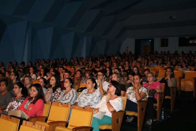 Evento reuniu profissionais da Secretaria da Educação no Teatro Adélia Lorenzetti