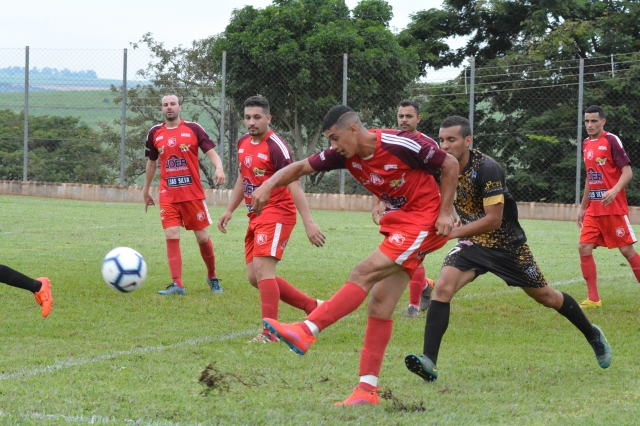 Expressinho (vermelho) estreou na Série A goleando Atlético Lençóis em Alfredo Guedes