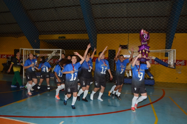 Após vitória por 3 a 2, equipe comemora título inédito no futsal feminino