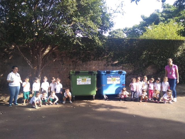 As crianças visitaram os contêineres instalados em frente a escola e puderam visualizar a utilização do azul e do verde