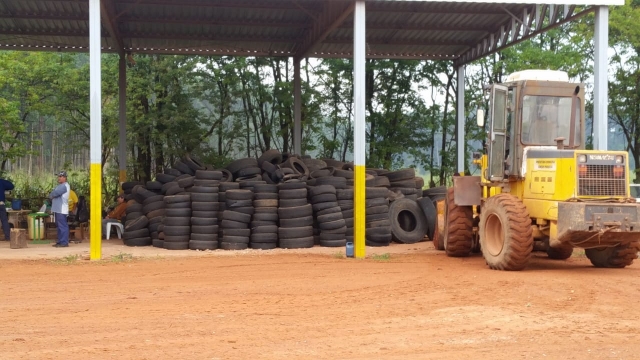 Na ação foram destinados cerca de 600 unidades de pneus inservíveis de caminhão (pneus grandes) e pneus de carros/moto (pneus pequenos)