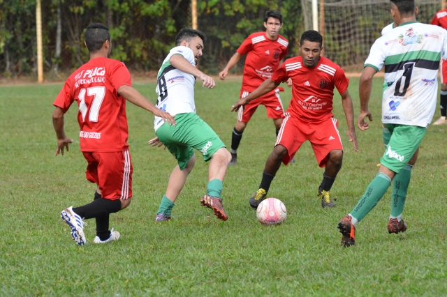 Unidos da Vila (uniforme verde e branco) goleou o Atlético Kaju pela terceira rodada do Amador da Série B