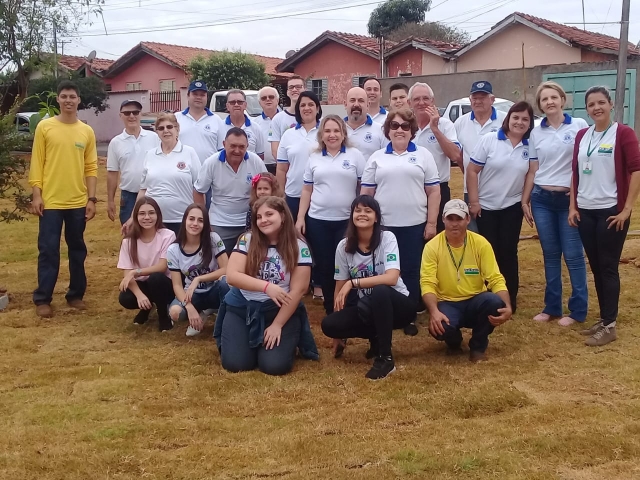 Integrantes da Secretaria de Agricultura e Meio Ambiente e do Lions Club no local do plantio