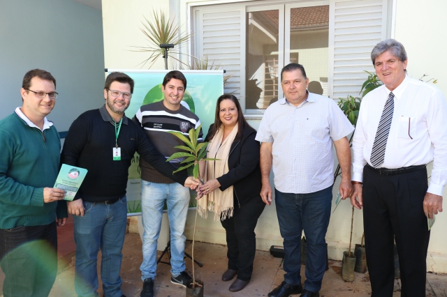 Fábio, pai de Raul, foi um dos primeiros pais a receber a árvore que será plantada pelo projeto Nascer Sustentável