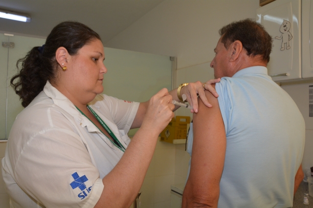 Dos grupos prioritários apenas crianças, gestantes e com comorbidades não alcançaram o percentual desejado até o final de maio